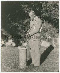 6c0955 BORIS KARLOFF 7.25x9 still 1930s relaxing outdoors at home garden checking his sundial!