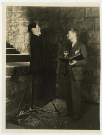6c0963 BRIDE OF FRANKENSTEIN candid deluxe 7.5x10 still 1935 James Whale & the monster's stand-in!