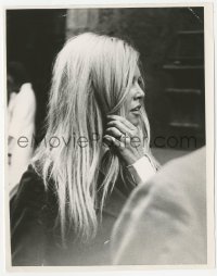 6c0965 BRIGITTE BARDOT deluxe 8x10 news photo 1967 with her hair almost hiding her face in Rome!