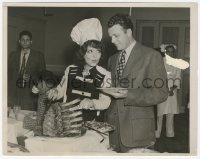 6c0988 CLARA BOW/REX BELL 7.25x9 news photo 1937 husband & wife serving food in their IT cafe!