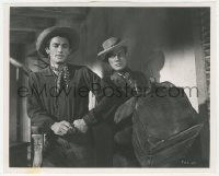 6c1049 DUEL IN THE SUN 8.25x10 still 1947 c/u of Joseph Cotten staring at brother Gregory Peck!
