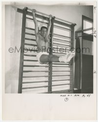 6c1068 FARLEY GRANGER deluxe 8x10 still 1952 barechested during gym workout routine by Bob Beerman!