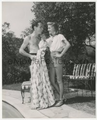 6c1163 HUMPHREY BOGART/LAUREN BACALL 7.75x9.75 still 1947 the happy couple by their swimming pool!