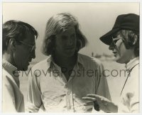 6c1191 JAWS candid 8x10 still 1975 Steven Spielberg talking to Roy Scheider & Jonathan Filley!
