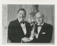 6c1204 JOHN WAYNE/HOWARD HAWKS 8.25x10 news photo 1975 Wayne gives Hawks special Academy Award!