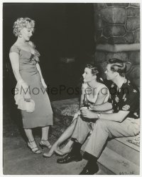 6c1334 NIAGARA 7.5x9.5 still 1953 sexy Marilyn Monroe looks down at Jean Peters & Casey Adams at party!