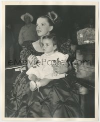 6c1372 PIRATE candid deluxe 8x10 still 1948 Judy Garland & baby Liza Minnelli between scenes!