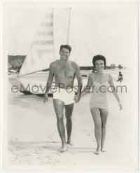 6c1413 RONALD REAGAN 8.25x10 news photo 1950s fit & trim at the beach with attractive wife Nancy!