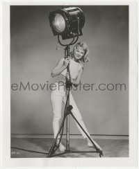 6c1441 SHIRLEY KNIGHT 8.25x10 still 1960 great candid with set light, making Ice Palace & more!