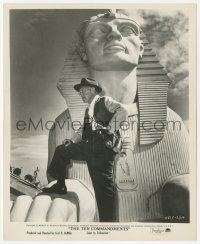 6c1511 TEN COMMANDMENTS candid 8.25x10 still 1956 c/u of director Cecil B. DeMille on Sphinx set!