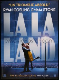 6g1132 LA LA LAND teaser French 1p 2017 great image of Ryan Gosling & Emma Stone embracing over city!