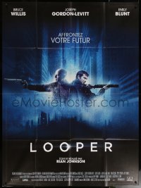 6g1170 LOOPER French 1p 2012 great image of Bruce Willis & Joseph Gordon-Levitt with guns!
