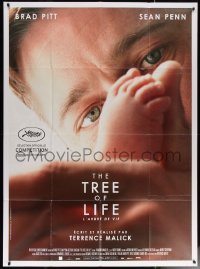 6g1465 TREE OF LIFE French 1p 2011 super close up of Brad Pitt looking at baby's feet!