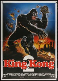 6g0296 KING KONG LIVES Italian 1p 1986 different Sciotti art of huge ape with baby, King Kong 2!