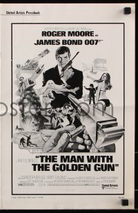 6p0738 MAN WITH THE GOLDEN GUN pressbook 1974 art of Roger Moore as James Bond by Robert McGinnis!