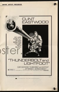 6p0731 THUNDERBOLT & LIGHTFOOT pressbook 1974 Jeff Bridges, Clint Eastwood with HUGE gun!