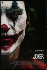 6s0671 JOKER DS Thai 1sh 2019 close-up image of clown Joaquin Phoenix, put on a happy face!
