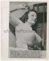 6w0167 EVELYN WEST 8.25x10 news photo 1940s stripper jailed for throwing tomatoes at Anita Ekberg!