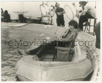 6w0246 JAWS candid 8x10 deluxe file photo 1975 Steven Spielberg relaxing in raft in fake ocean on set!