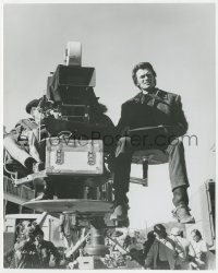 6w0255 JOE KIDD candid 7.5x9.5 still 1972 great image of Clint Eastwood watching behind the camera!