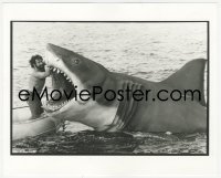 7a0100 JAWS deluxe 8x10 file photo 1975 crew member in raft trying to fix Bruce the shark by Goldman!