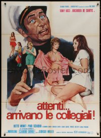 7c0024 ATTENTI ARRIVANO LE COLLEGIALI Italian 1p 1975 Serafini art of Toni Ucci & five sexy women!