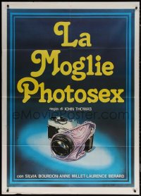 7c0214 LA MOGLIE PHOTOSEX Italian 1p 1980 sexy image of camera with panties wrapped around it!