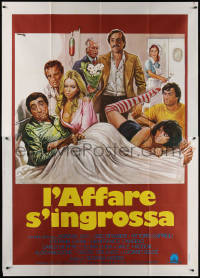 7c0612 MASCHIO LATINO CERCASI Italian 2p 1976 wacky Enzo Sciotti art of top cast in hospital bed!