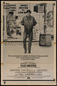 7d1261 TAXI DRIVER int'l 1sh 1976 image of Robert De Niro walking in New York City, Martin Scorsese!