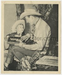 7h0426 ROY ROGERS 8x10 fan photo 1950s great portrait with a young fan & facsimile signature!