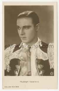 7h0624 RUDOLPH VALENTINO 1766/1 German Ross postcard 1927 the handsome leading man in cool costume!