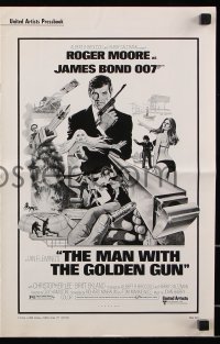 7h1270 MAN WITH THE GOLDEN GUN pressbook 1974 art of Roger Moore as James Bond by Robert McGinnis!