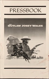 7h1282 OUTLAW JOSEY WALES pressbook 1976 Clint Eastwood is an army of one, cool double-fisted artwork!
