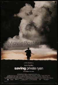 7m1122 SAVING PRIVATE RYAN DS 1sh 1998 Spielberg, Hanks, soldier on hill in front of clouds!