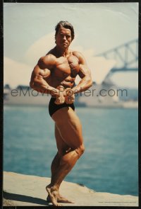7m0009 ARNOLD SCHWARZENEGGER 18x27 special poster 1985 Sydney Opera House, turning while posing!