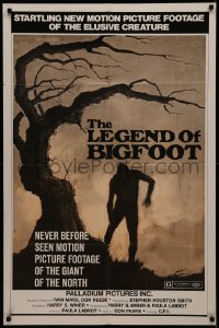 7p0714 LEGEND OF BIGFOOT 1sh 1976 cool different artwork of the elusive creature standing by tree!
