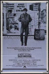 7p0922 TAXI DRIVER int'l 1sh 1976 image of Robert De Niro walking in New York City, Martin Scorsese!