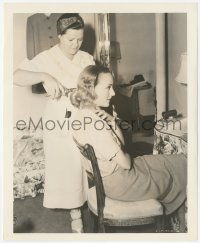 7r0098 CAROLE LOMBARD candid 8.25x10 still 1939 getting her hair fixed for Made For Each Other!