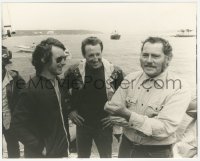 7r0284 JAWS candid 8x10 still 1975 Steven Spielberg joking with Roy Scheider & Robert Shaw!
