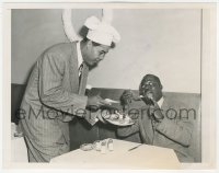 7r0291 JOE LOUIS/BILL ROBINSON 7x9 news photo 1946 great boxing champ in chef cap serving dancer!