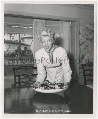 7r0306 LADY FROM SHANGHAI candid 8.25x10 still 1947 Rita Hayworth w/ bowl of pansies by Cronenweth!