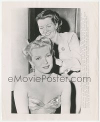 7r0308 LANA TURNER 8.25x10 news photo 1950 getting her hair done for A Life of Her Own!