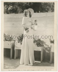 7r0329 LORETTA YOUNG 8x10 still 1935 working in her garden fashionably dressed at home!