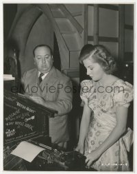 7r0429 REBECCA candid 7.75x10 still 1940 Joan Fontaine types dictation from Alfred Hitchcock!