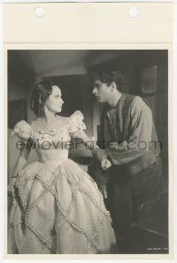 7r0593 WUTHERING HEIGHTS 8x12 key book still 1939 c/u of Laurence Olivier grabbing Merle Oberon!