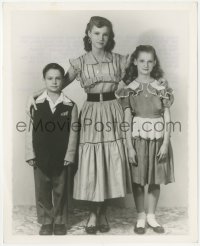 7r0600 YVETTE MIMIEUX 8.25x10 still 1962 when she was 12 years old with her brother & sister!