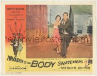 7r1180 INVASION OF THE BODY SNATCHERS LC 1956 c/u of Kevin McCarthy & Dana Wynter running in alley!