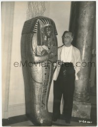 7r0596 YOU'LL FIND OUT candid 7.25x9.5 still 1940 Boris Karloff frightened by mummy sarcophagus!