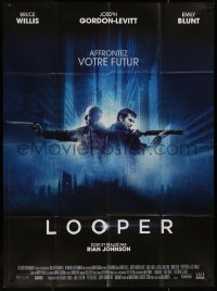 7y1071 LOOPER French 1p 2012 great image of Bruce Willis & Joseph Gordon-Levitt with guns!