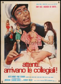 7y0510 ATTENTI ARRIVANO LE COLLEGIALI Italian 1p 1975 Serafini art of Toni Ucci & five sexy women!